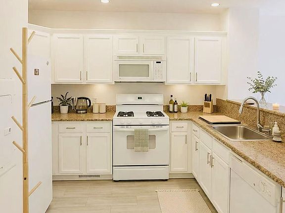 5th image of 330 Edgewater Pl #330