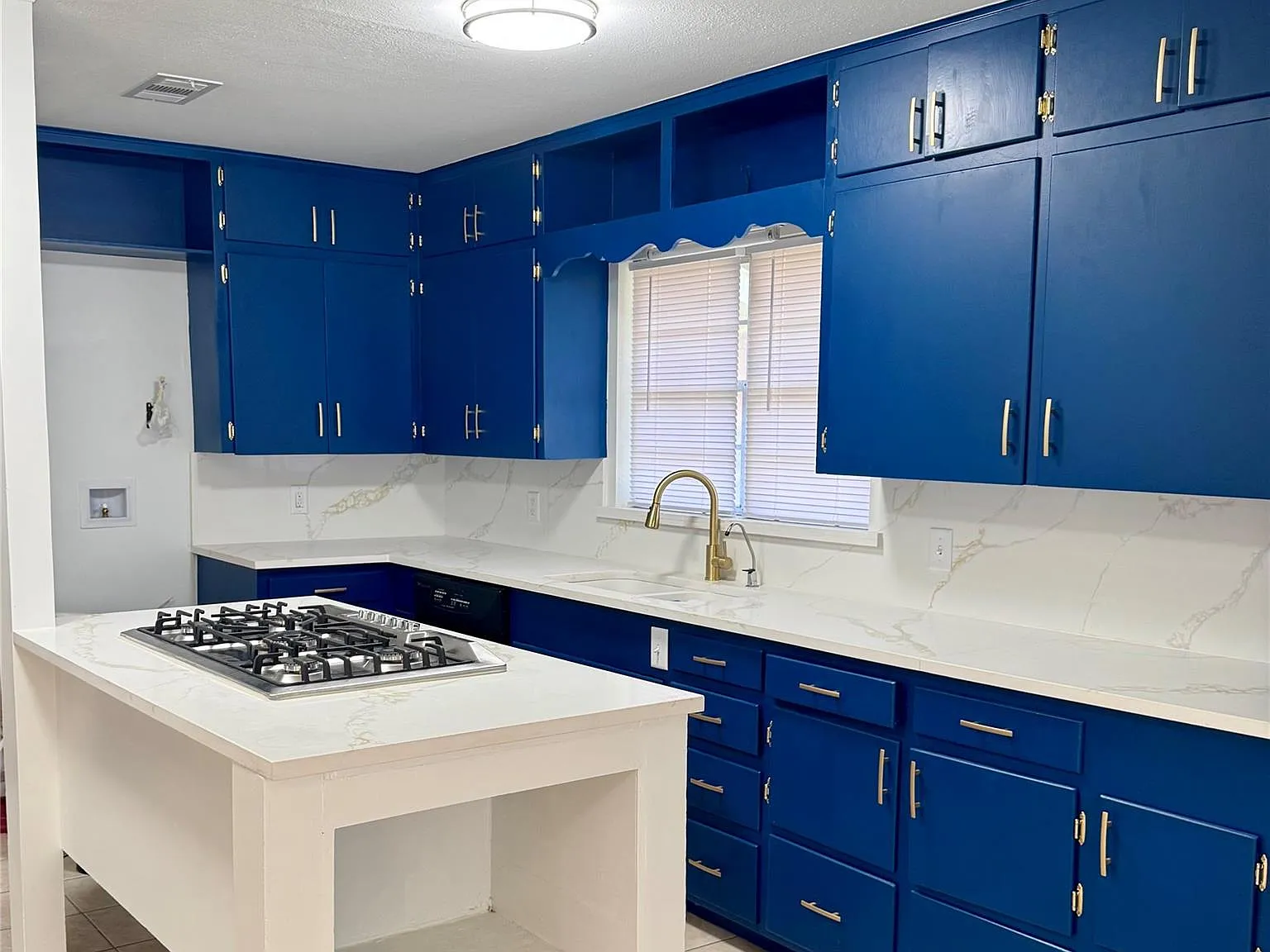 4 bed, 2.5 bath, 1940 sqft, $1,900 — Photo 4