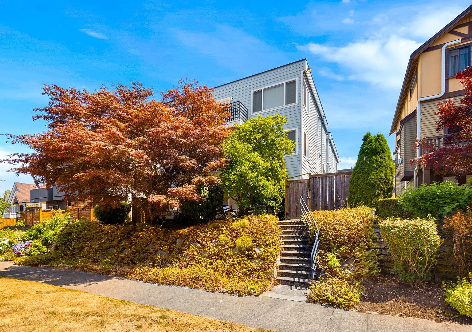 Admiral District 1 Bedroom Condo with Laundry - 1 Reserved Parking Space — Photo 2