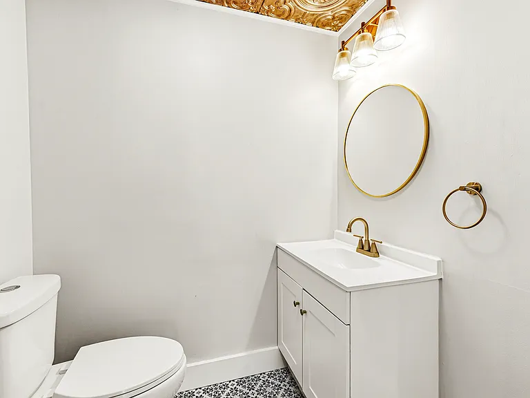 422 W 7th St #1 — Photo 8