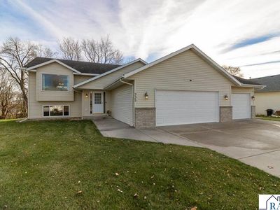 335 E Woodridge Dr, Le Center, MN, 56057