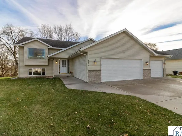 335 E Woodridge Dr, Le Center, MN 56057