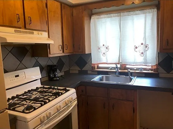 3 bed, 1.0 bath, 1000 sqft, $1,800 — Photo 2