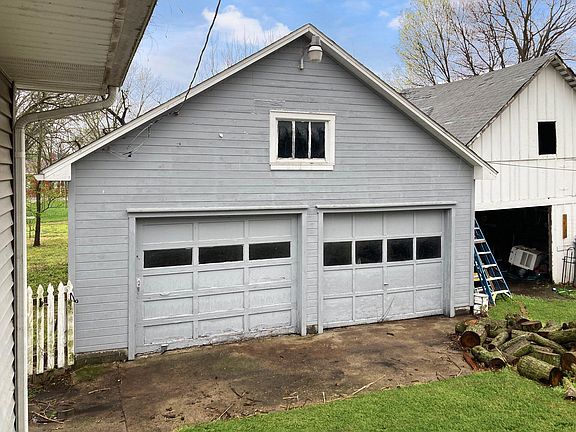 3rd image of 869 S Redman Ave