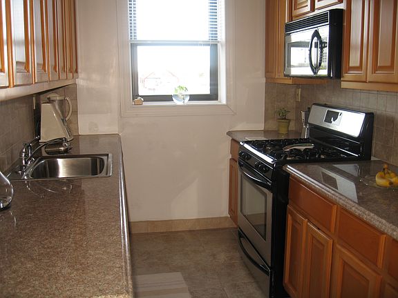 5th image of 101 Jackson Ave APT 4H