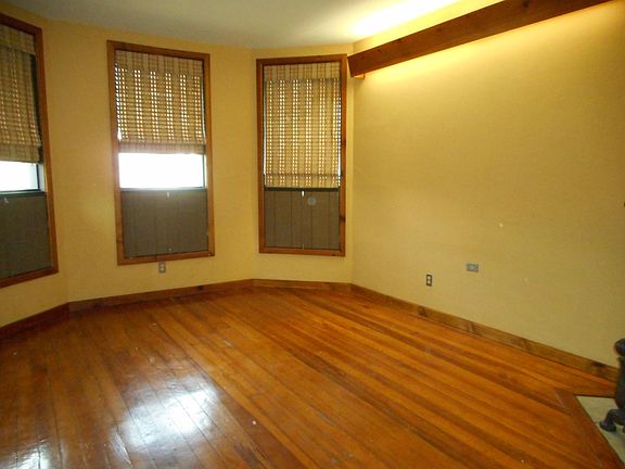 5th image of 522 Mountain Ave SW APT 3