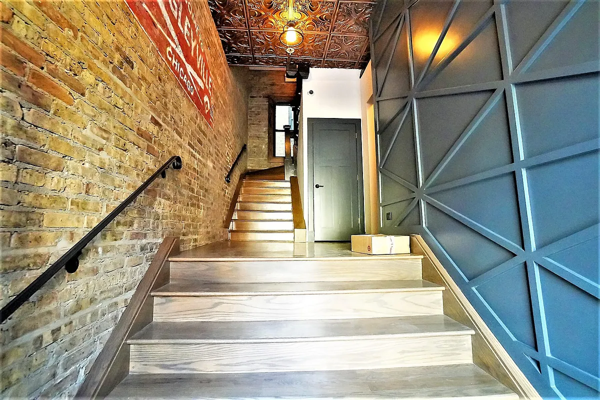 Photo 2 of 13 - 919 W Addison St #1R - Chicago, IL Building Photo - 919 W Addison St #1R