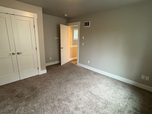 1235 E McLeod Rd, Bellingham, WA 98226