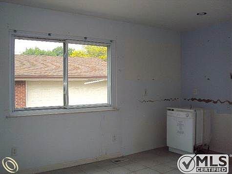 264-003743 - Kitchen Alt.JPG