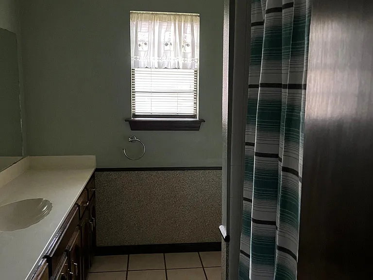 Guest bathroom full size.