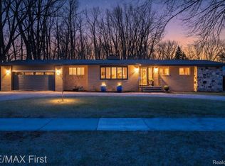 905 W Parker Ave, Madison Heights, MI