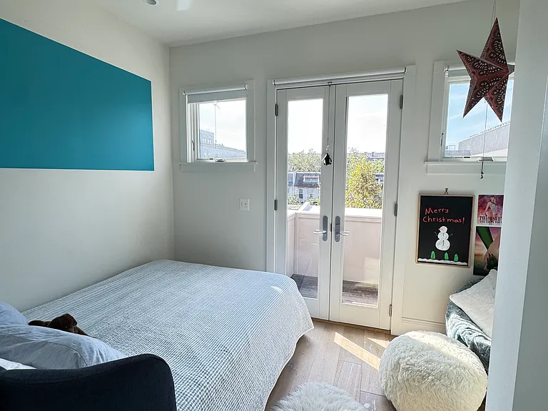 3rd Floor Front Bedroom w/Queen Sized Bed & Balcony