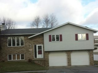 1676 Amy Ct, Dubuque, IA 52002