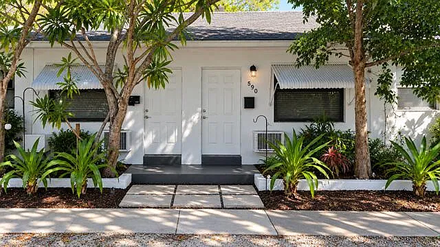 560 NE 15th Ave