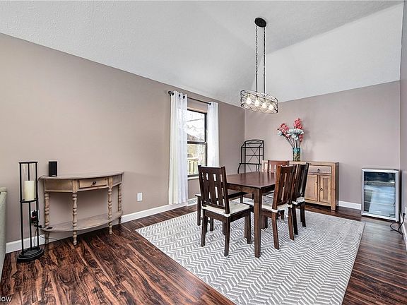 5th image of 26926 Heatherwood Cir