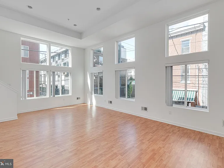 228 W George St #218 — Photo 46