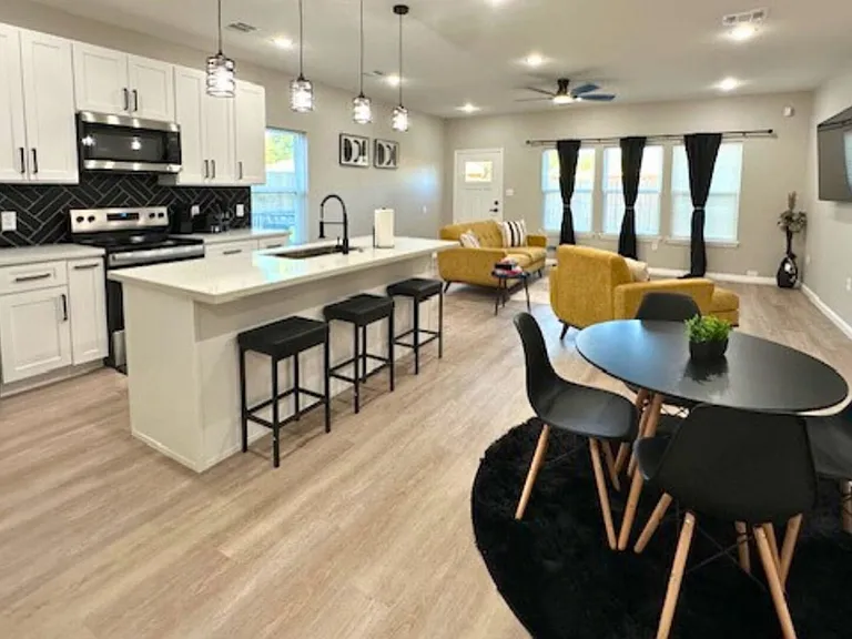Hollyglen Dr — Photo 10