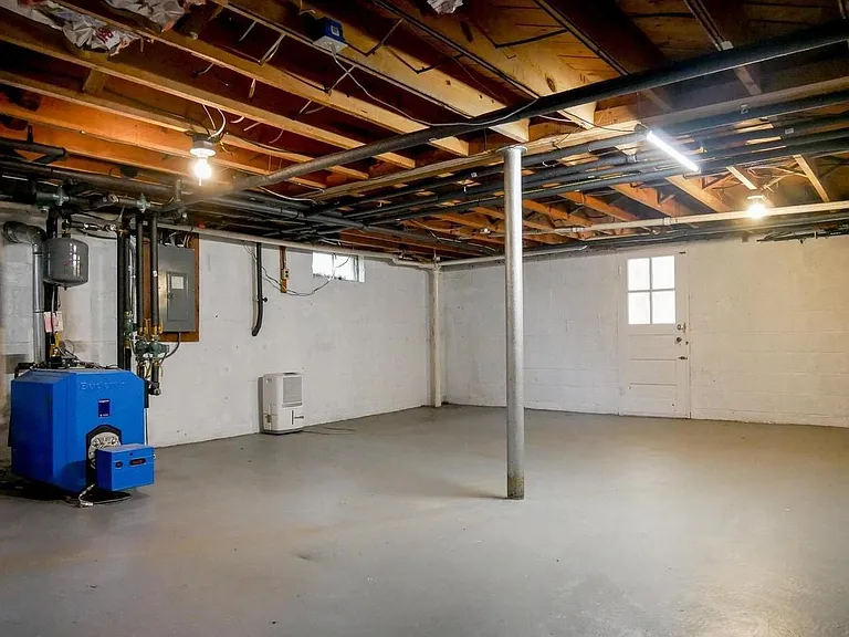26015 Woodfield Rd — Photo 36
