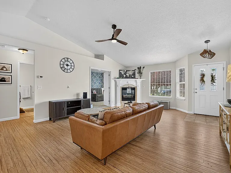 8106 W Penny Ln — Photo 3