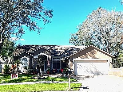 Front view of the house 