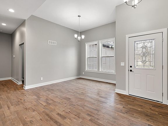 4th image of 21324 Robinson St