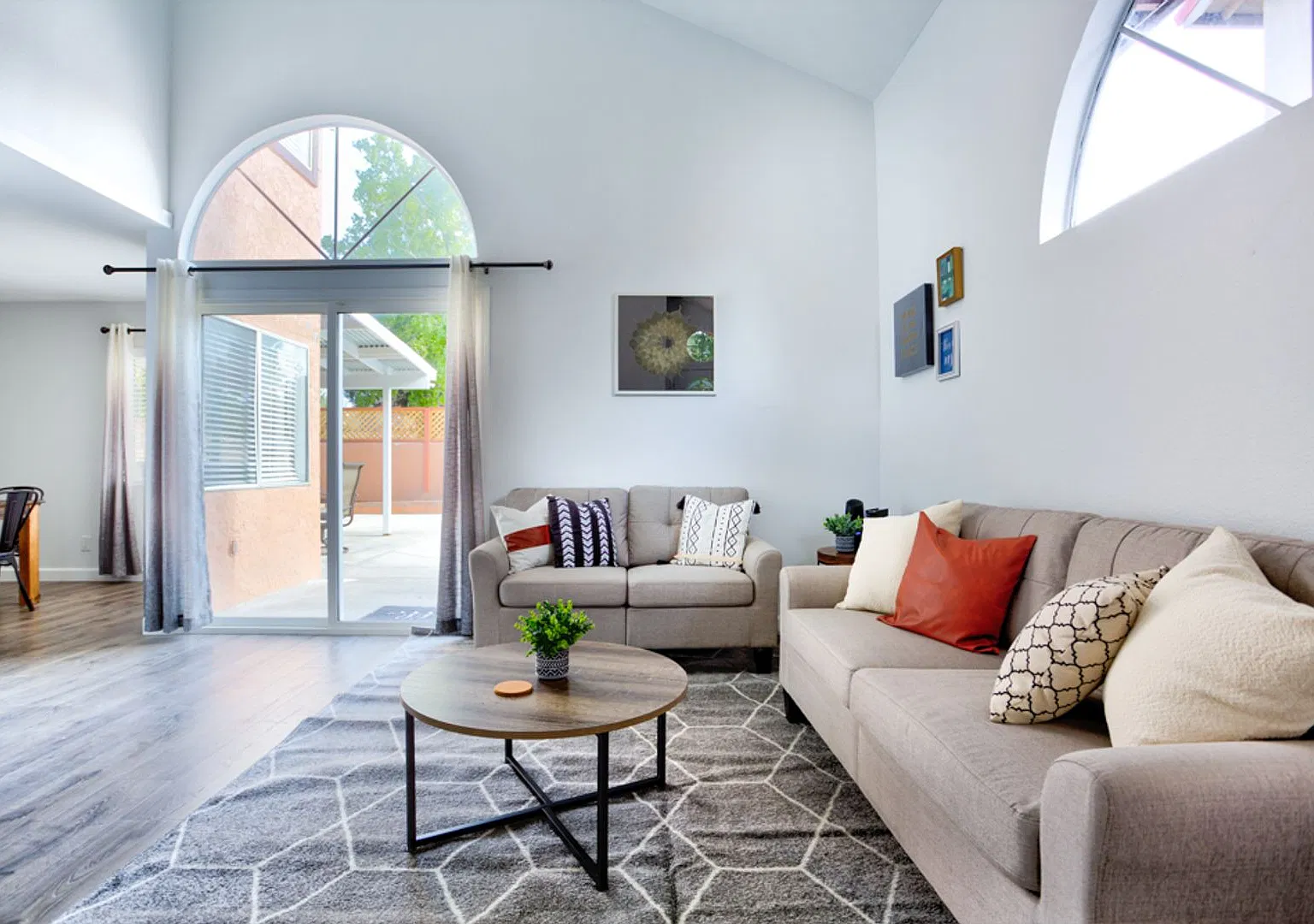 Minimum 3-month lease! Remodeled and Elegant Home located in a desirable area of south Fontana — Photo 4