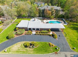 35 Grandview Ave, Upper Saddle River, NJ 07458