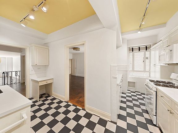4th image of 25 Central Park W APT 2E