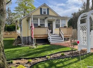 32 Neptune Rd, Rocky Point, NY 11778