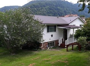 508 1/2 4th Ave, Montgomery, WV 25136