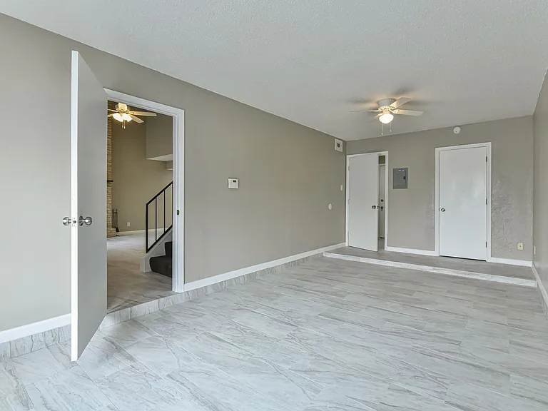 1141 Royal Crest Dr — Photo 23