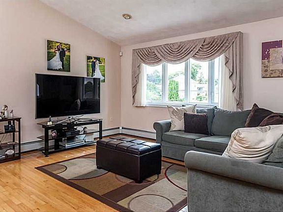 4th image of 8 Woodbine St