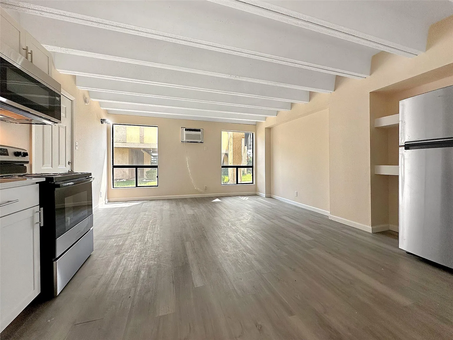 1 bed, 1.0 bath, 416 sqft, $950 — Photo 2