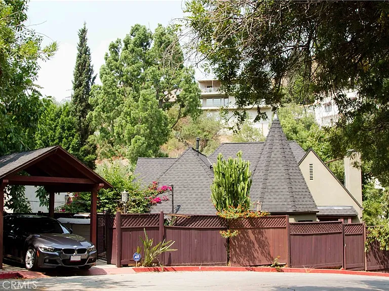 2318 Holly Dr — Photo 2