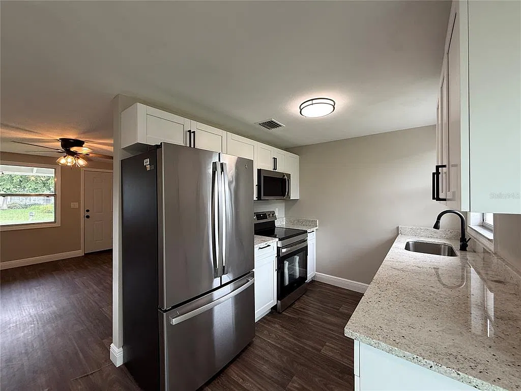 3 bed, 1.0 bath, 840 sqft, $2,500 — Photo 2