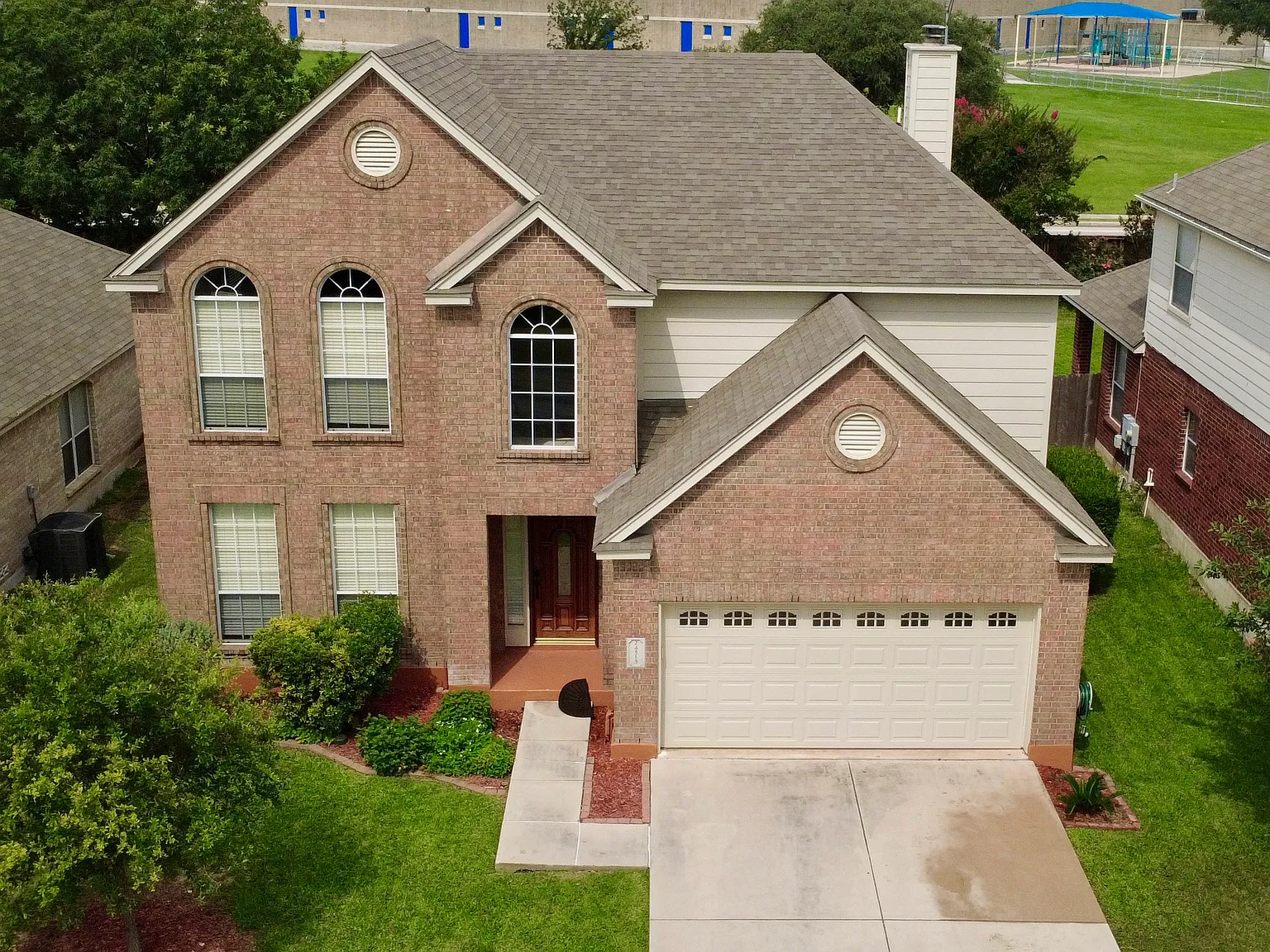 4 bed, 2.5 bath, 2400 sqft, $2,500 — Photo 2