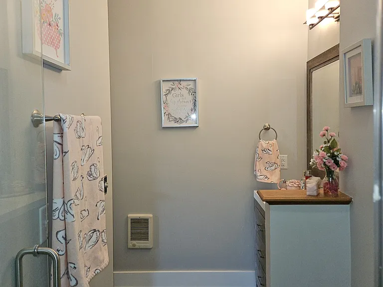 Insuite main bedroom bathroom