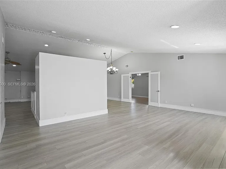 4040 NE 6th Ave — Photo 4