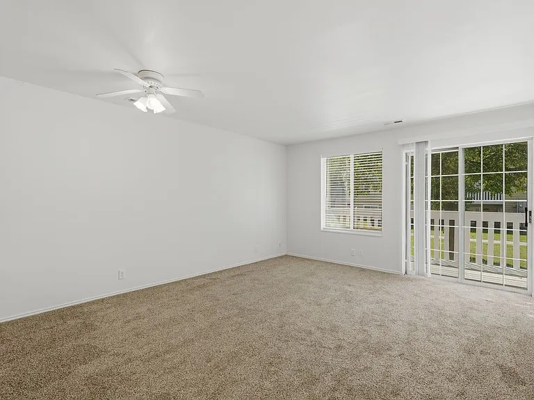Woods Crossing Apartments — Photo 13