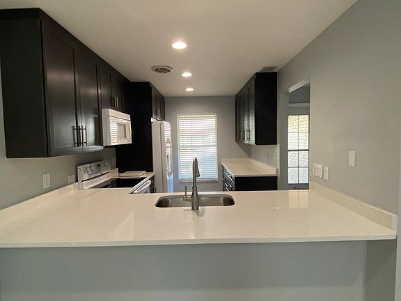 4th image of 384 Estero Ct