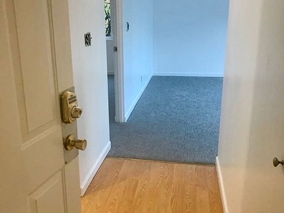 3rd image of 7321 Woodlawn Ave NE #7321