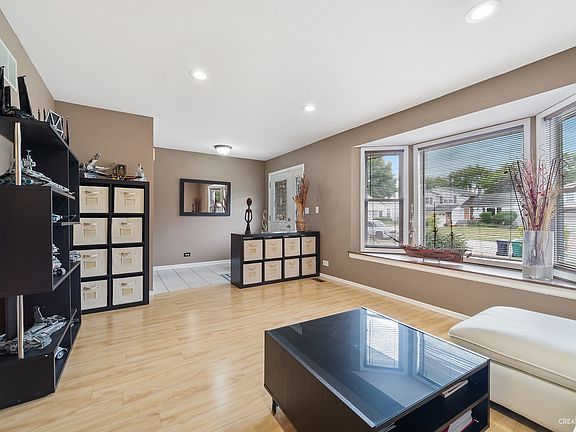 3rd image of 1040 W Shedron Way