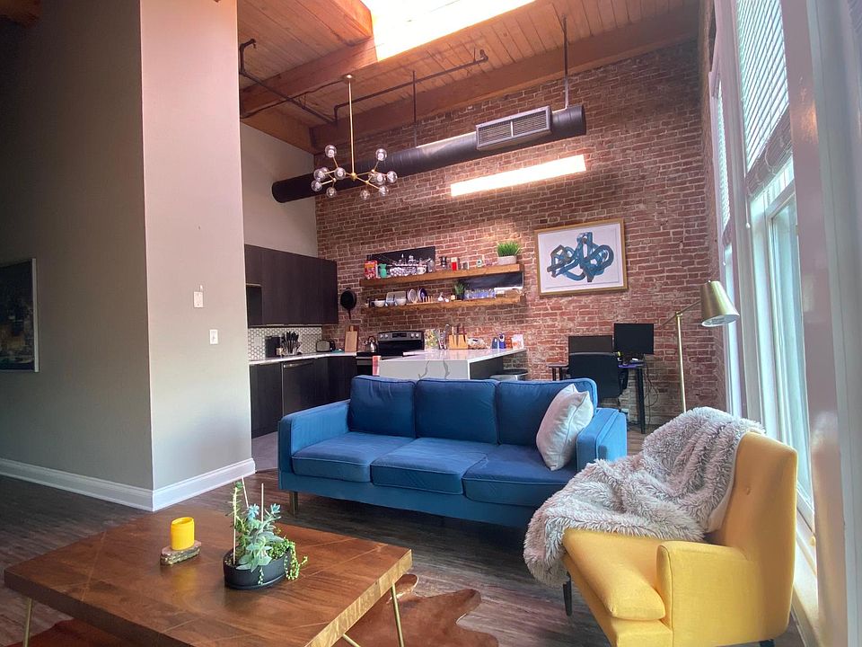 This unit has so much character including exposed brick, floor to ceilings windows of beautiful skyline, and skylight.