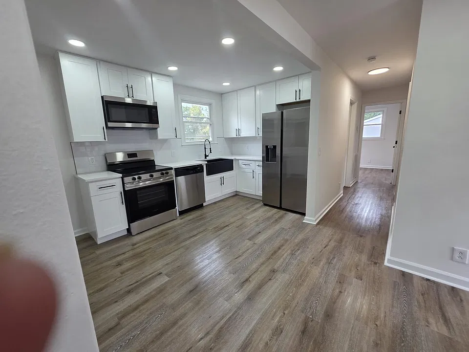 221 Sunset Blvd