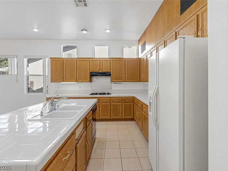 3131 Surf Spray St — Photo 15
