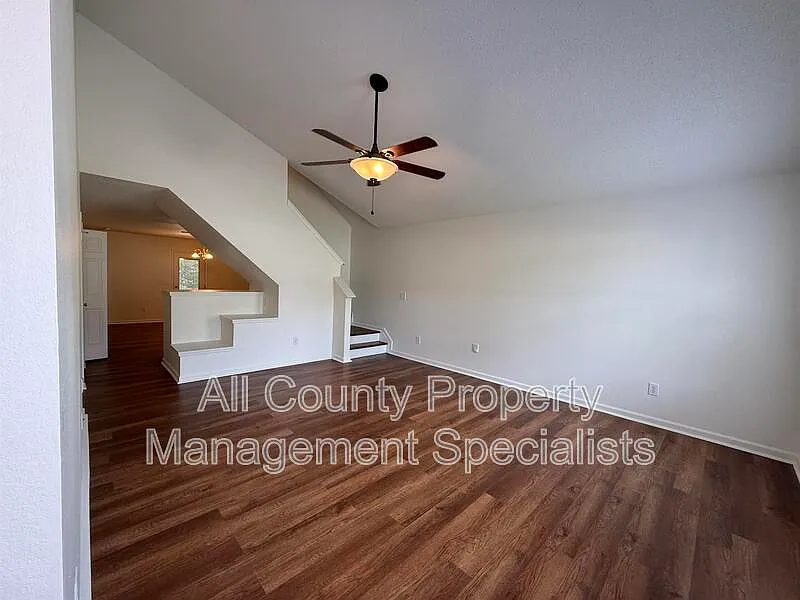 3 bed, 2.0 bath, 1807 sqft, $2,200 — Photo 2