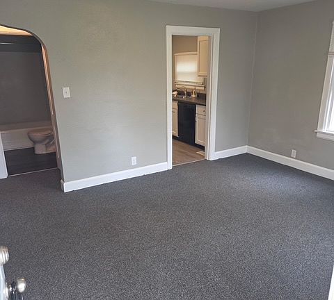 5th image of 605 S Oak St