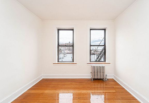 5th image of 21-62 Crescent St APT C3