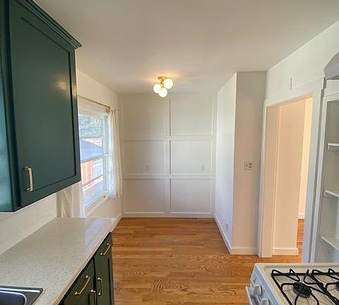 3rd image of 821 Pearl St APT E