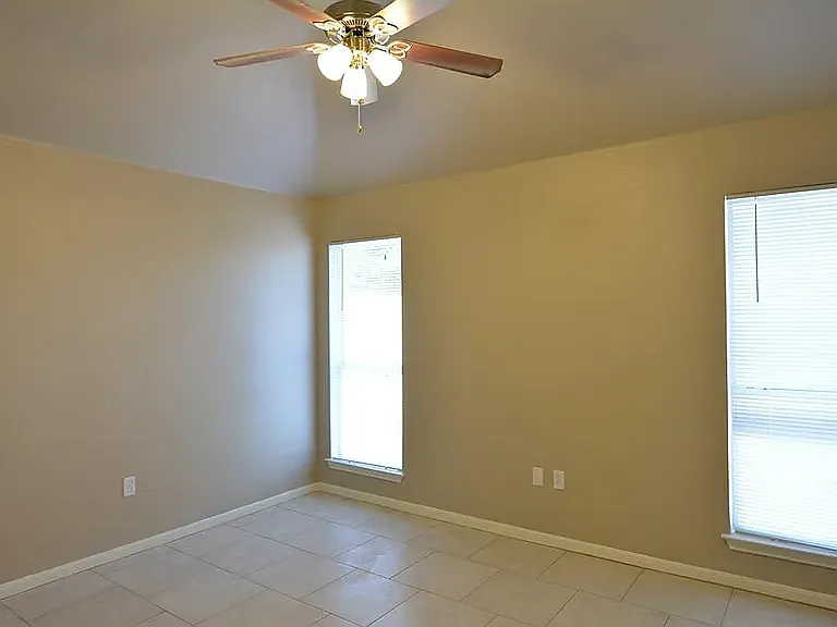 2717 Greenbriar Ct — Photo 10
